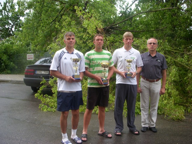 Turnyro nugalėtojai (iš kairės) R.Grigas (II vieta), A.Šiukščius (I vieta), V.Bielinis (III vieta) ir turnyro organizatorius V.Babelis